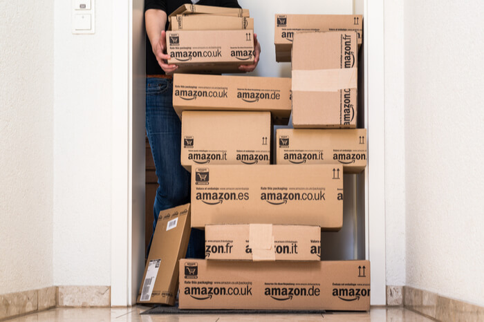 Amazon-Pakete vor einer Wohnungstür