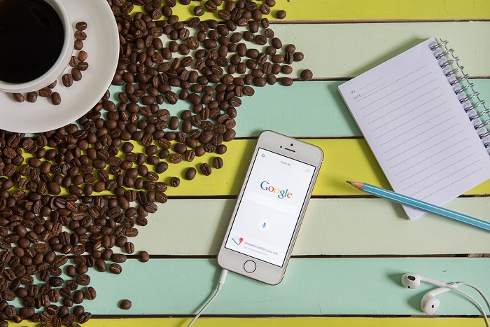 Google-Handy und Kaffeebohnen