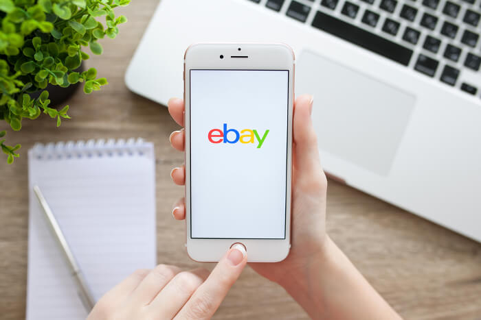 Ebay Logo auf einem Smartphone Display