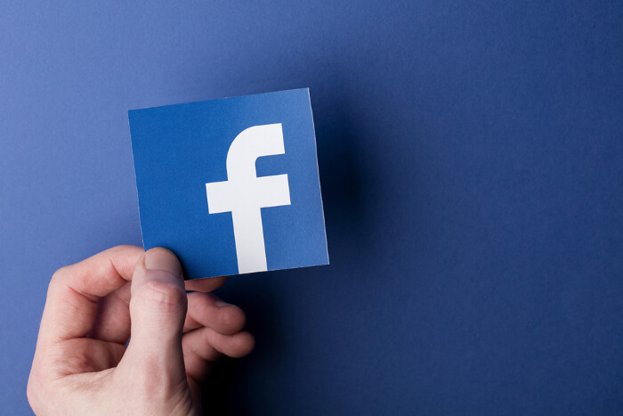Facebook-Logo in einer Hand