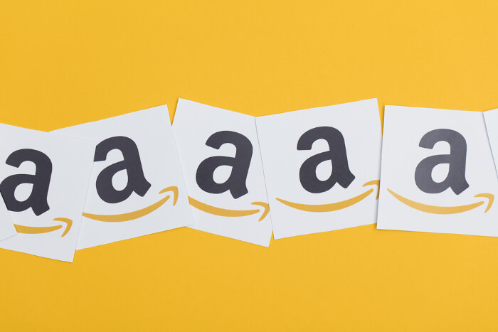 Amazon: Kleine Logos in einer Reihe auf gelbem Grund