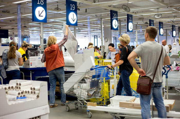 Ikea-Kunden an der Kasse