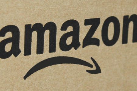 Amazon Karton mit traurigem Smiley