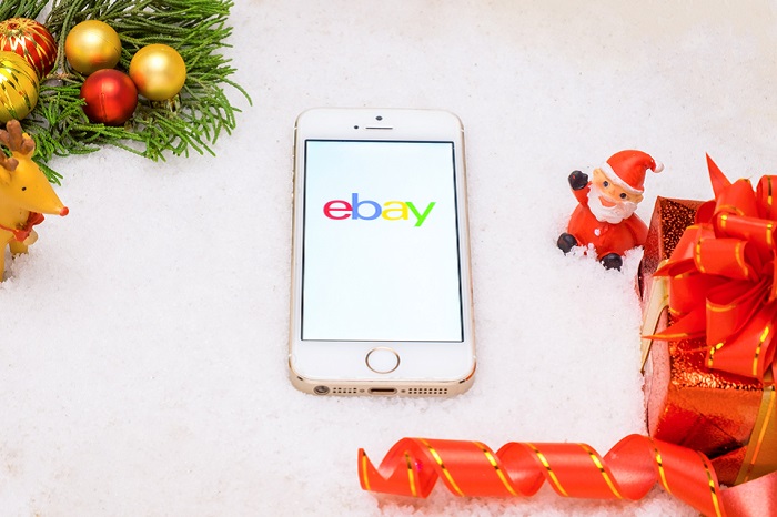 Ebay-Smartphone neben Mini-Weihnachtsmann