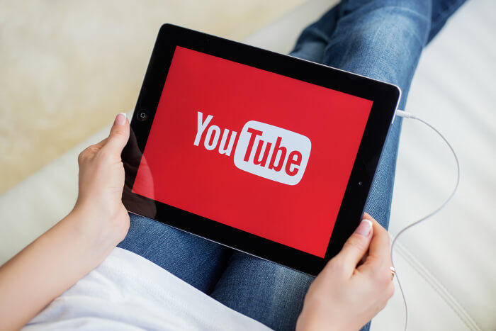 YouTube-Logo auf Tablet-Screen