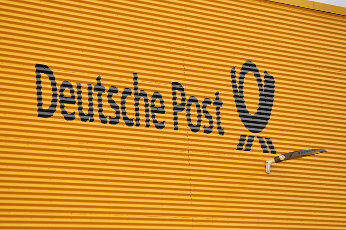 Schriftzug der Deutsche Post auf gelbem Grund