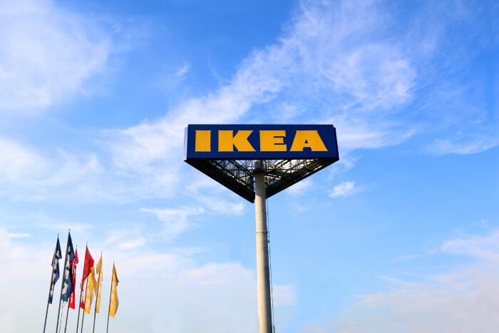 Ikea-Logo vor blauem Himmel