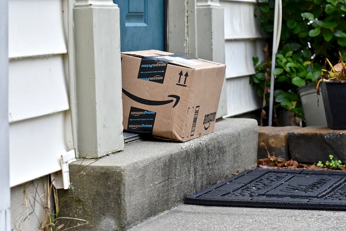 Amazon-Paket vor einer Haustür