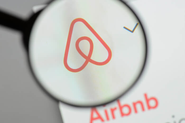Airbnb Logo mit Lupe
