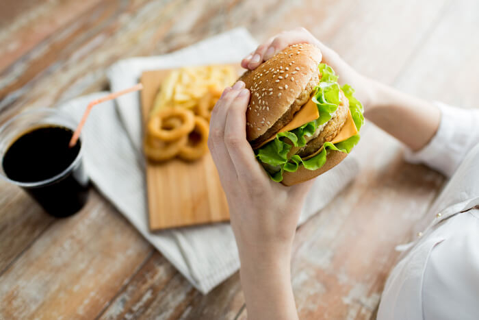Fast Food: Frau ist einen Burger 