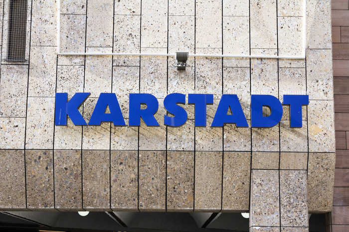 Logo von Karstadt auf einer Hauswand