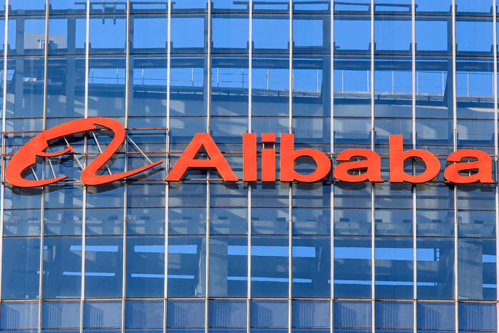 Alibaba. Unternehmenslogo an Häuserwand