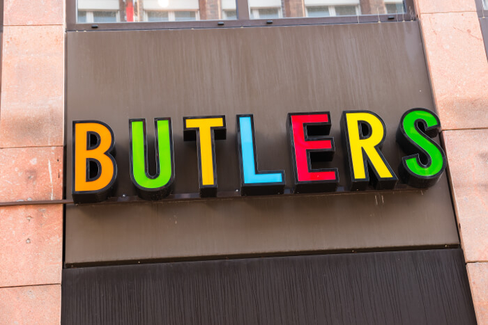 Logo von Butlers an Häuserwand