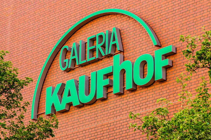 Garleria Kaufhof-Logo an Hauswand