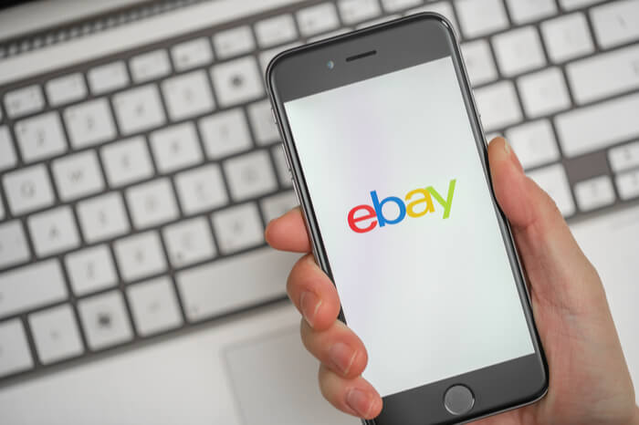 Ebay auf einem Smartphone über einer Tastatur