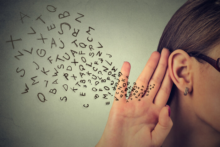 Spracherkennung: Frau hört bei Buchstaben genauer hin