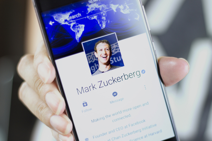Mark Zuckerbergs Facebook-Seite auf einem Smartphone-Display