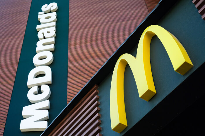 McDonald's Logo an einer Häuserwand