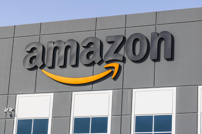Amazon Logo auf Hauswand