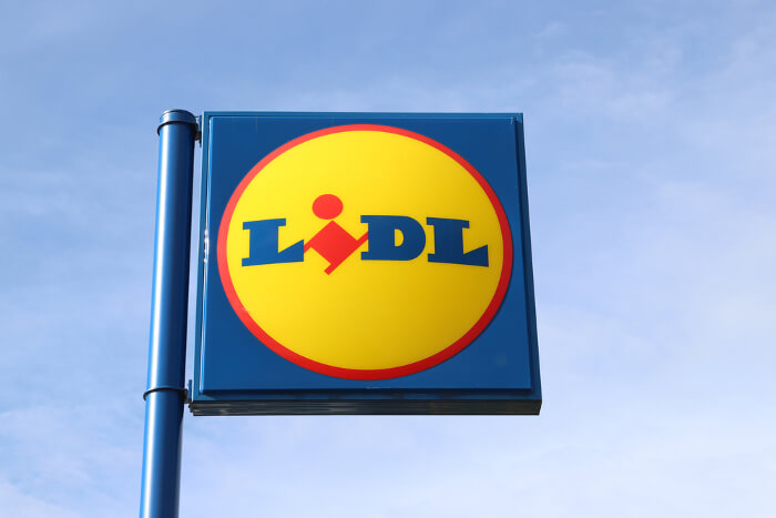 Lidl Logo mit Himmer im Hintergrund