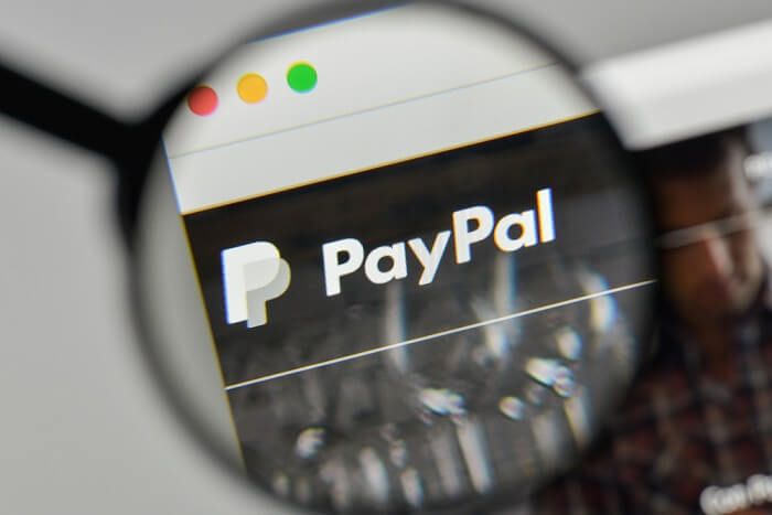 PayPal-Logo unter der Lupe