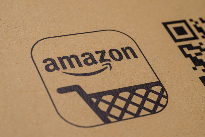 Amazon Logo auf einem Paket