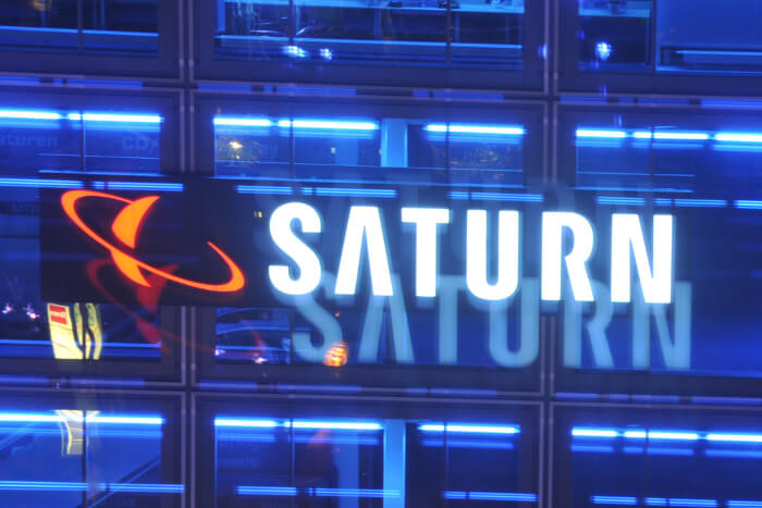 Saturn Logo auf Häuserwand