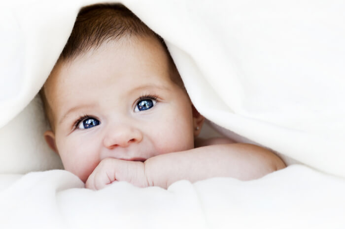 Baby in einer Decke