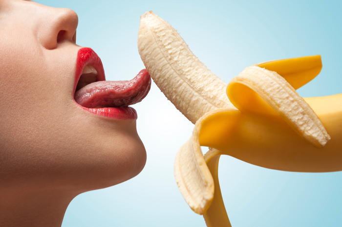 Frau leckt an einer Banane