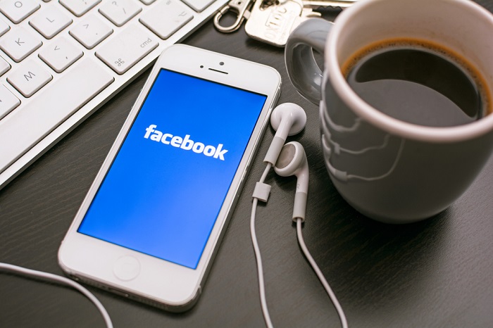 Facebook-App und Kaffee