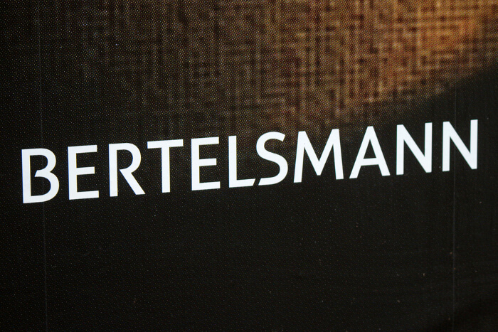 Bertelsmann Schriftzug auf braunem Hintergrund