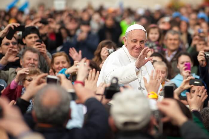 Papst Franziskus in der Menge