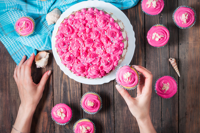 Rosa Torte mit rosa Cupcakes