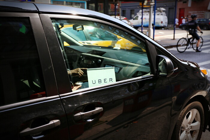 Uber-Logo im Fenster eines Autos