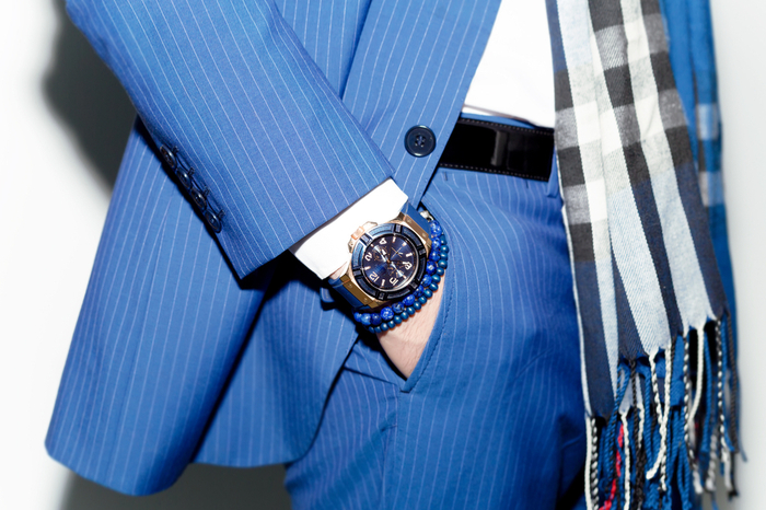 Mann im blauen Anzug, Schal und mit Uhr