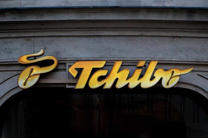 Tchibo-Logo an Hauswand