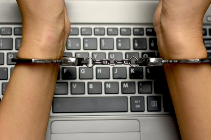 Handschellen über einer Tastatur