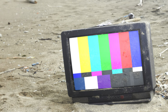 Fernseher mit Testbild in der Wüste