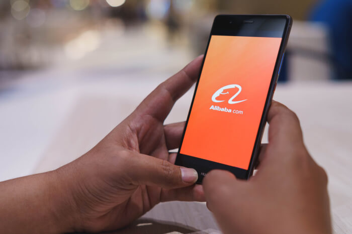 Alibaba-Logo auf einem Smartphone