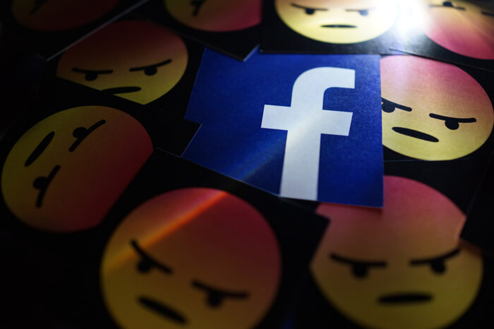 Facebook-Logo mit Wut-Reactions