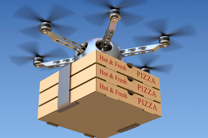 Drohne mit Pizzakarton