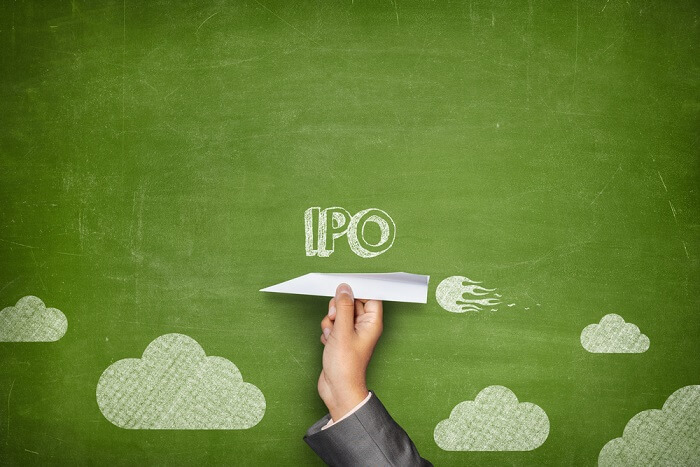 IPO-Schriftzug über Papierflieger