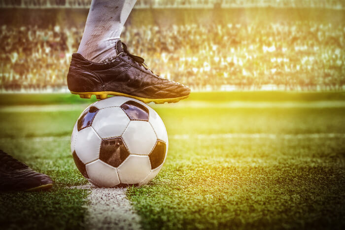Auf dem Rasen: Fuß auf Fußball