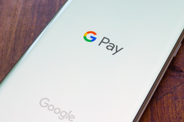 Logo von Google Pay auf einem Smartphone