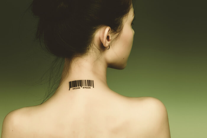Frau mit Barcode auf dem Hals