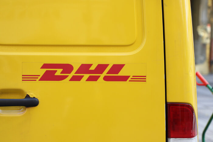 Nahaufnahme DHL-Transporter
