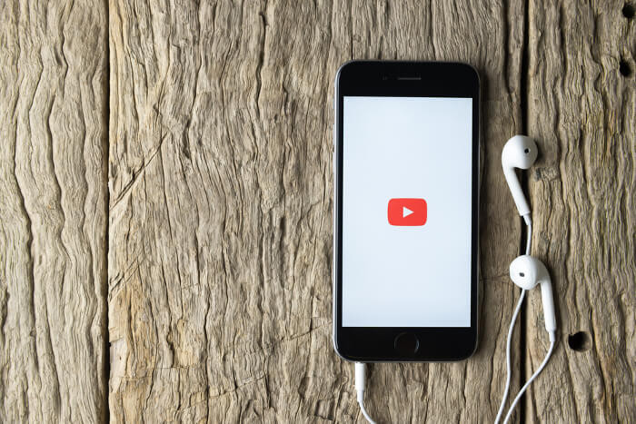 YouTube Logo auf einem Smartphone