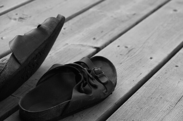 Sandalen auf einem Steg