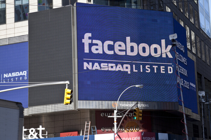 Schild zum Facebook IPO am Times Square 