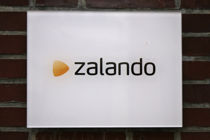 Zalando-Logo auf einem Schild an einer Hauswand